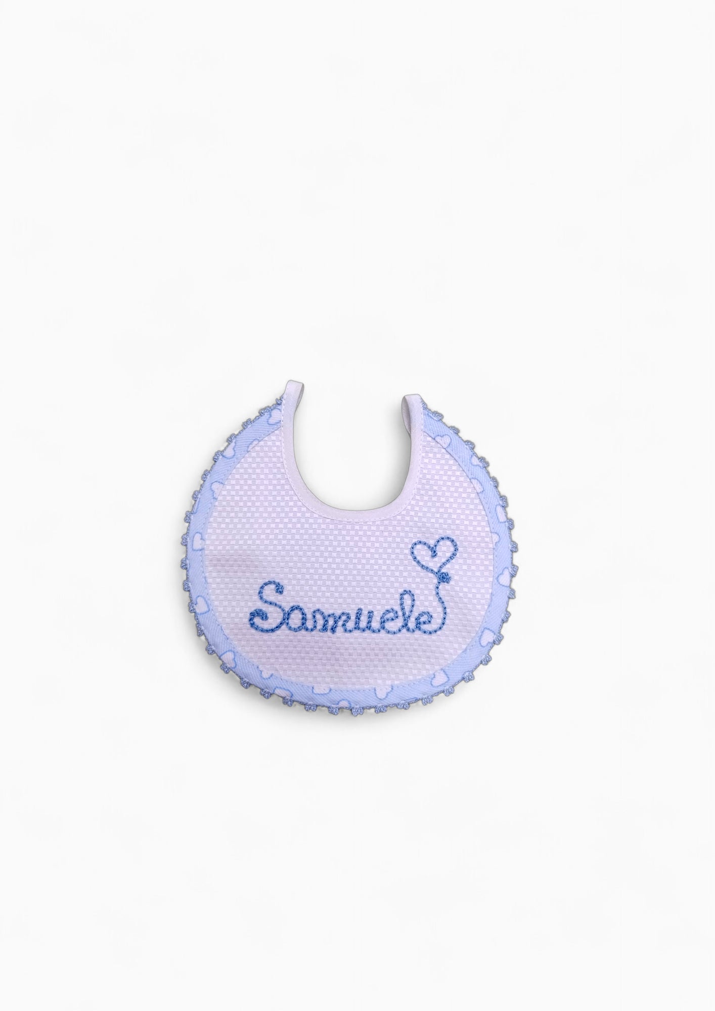Bavaglino in cotone personalizzabile con nome, ideale come regalo di nascita. Presenta un ricamo e un bordo in pizzo.