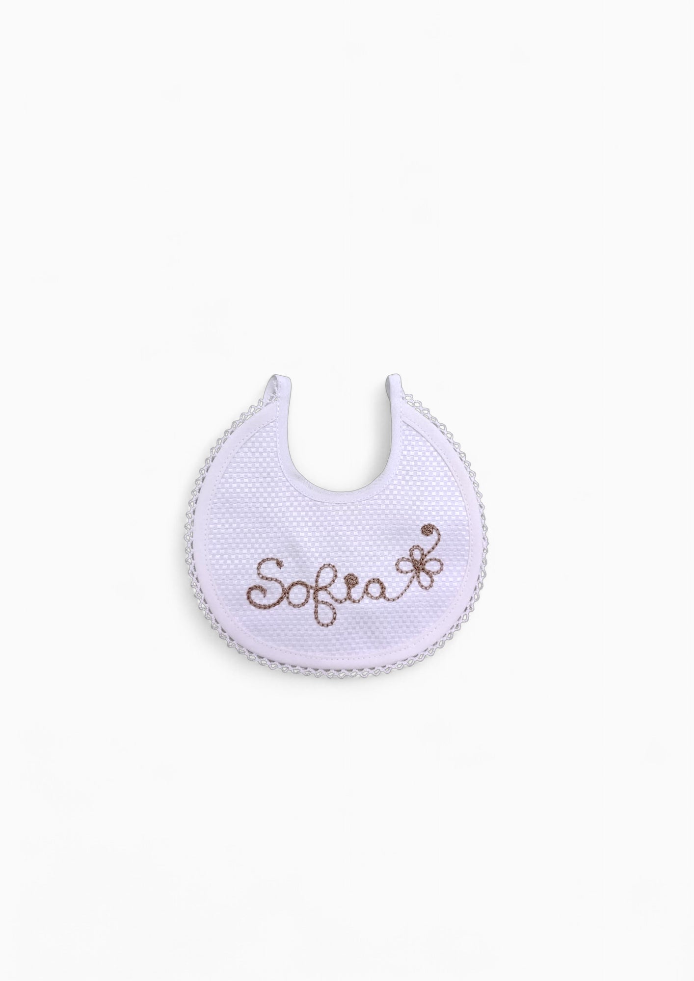 Bavaglino in cotone personalizzabile con nome, ideale come regalo di nascita. Presenta un ricamo e un bordo in pizzo.