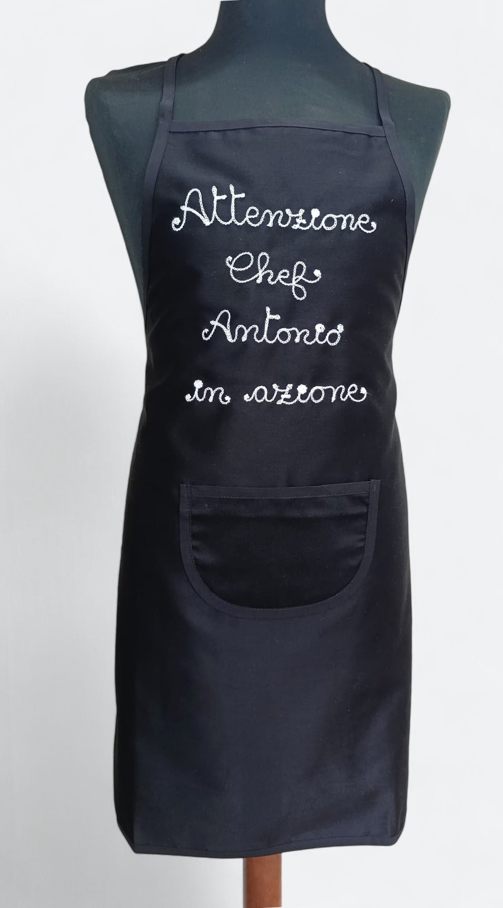 Grembiule personalizzato da uomo, nero con ricamo, 80% poliestere e 20% cotone, ideale per cucina o barbecue.