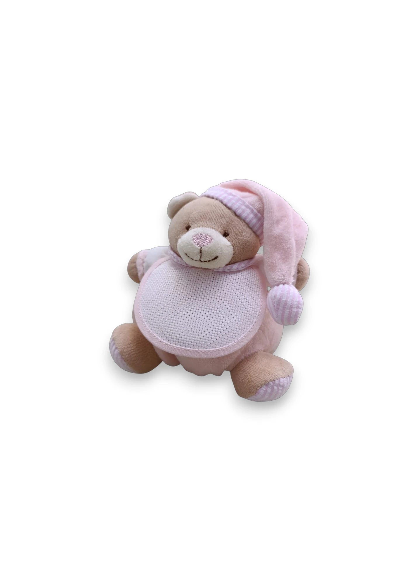 Orsetto peluche per neonati con pigiamino e cappellino a righe. Il peluche ha un bavaglino bianco in tela Aida per ricamo.
