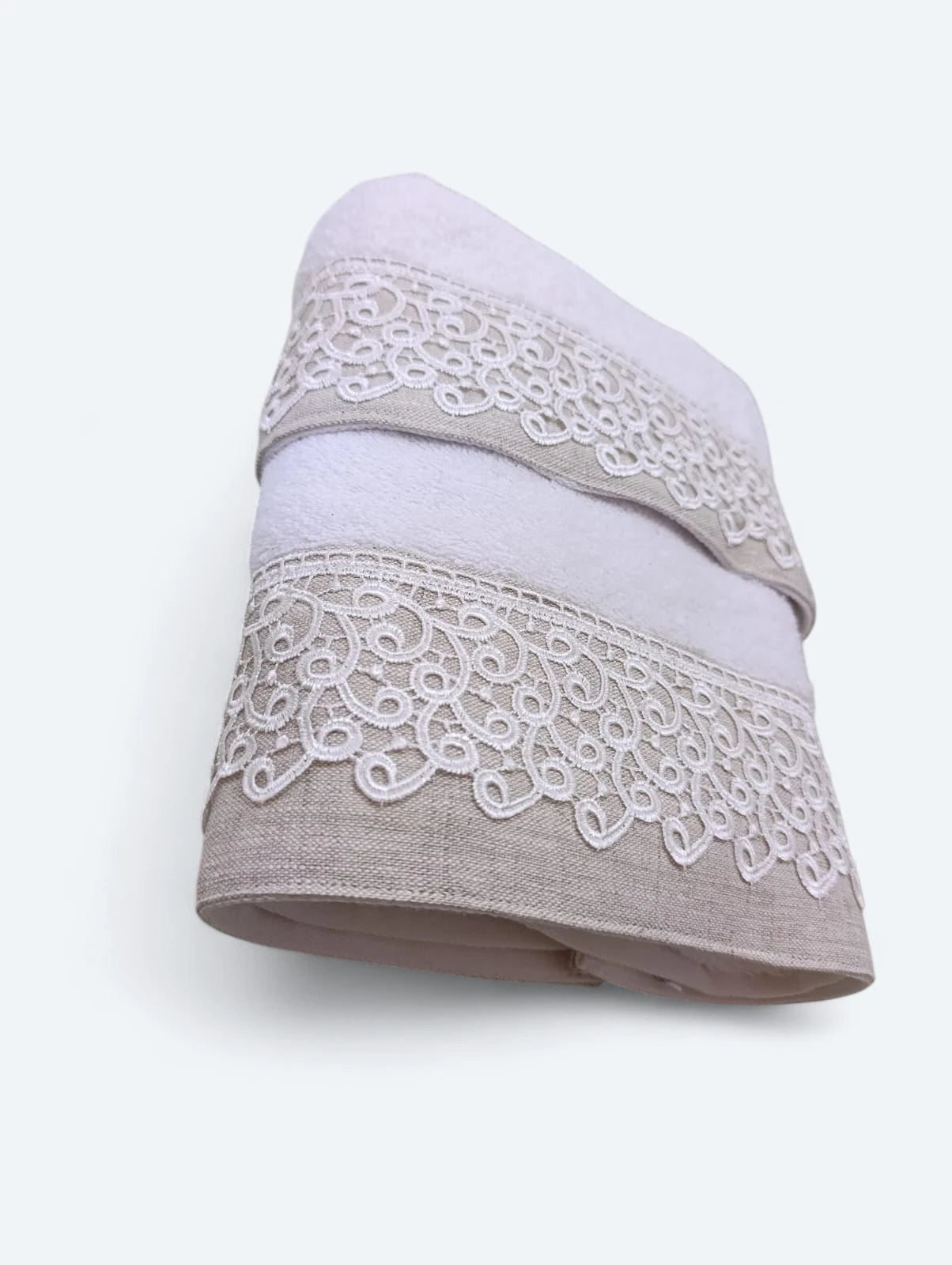 ggiungi un tocco di eleganza e raffinatezza al tuo bagno con questo pregiato set di asciugamani. Realizzato in morbida spugna di 100% cotone con un peso di 500gr/mq, garantisce un'asciugatura delicata e un'assorbenza superiore. Il design è impreziosito da un delicato merletto decorativo e da un elegante ricamo del nome, come "Angela", che lo rende un pezzo unico e personale. Il set include un asciugamano per il viso (55x100 cm) e uno per l'ospite (40x60 cm). 