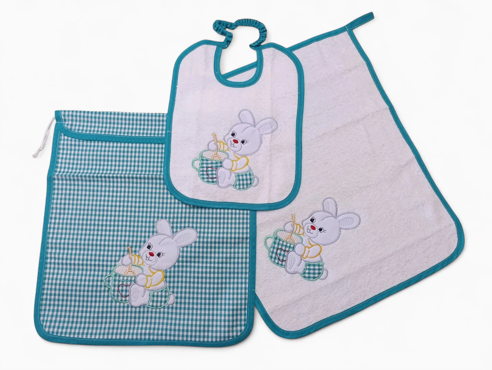 Tris per asilo in 100% cotone personalizzabile con nome, include sacchetto, bavaglino e asciugamano con ricamo di auto da corsa. Perfetto per il corredo.